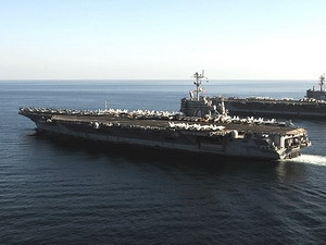 Hai tàu sân bay của Mỹ là USS Bush và USS Stennis đi qua Eo biển Hormuz hôm 12/11 (Nguồn: Strategy Page)