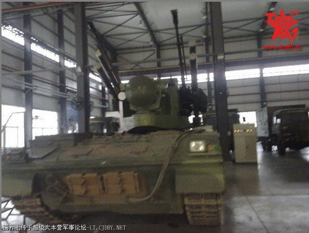 Một hệ thống PGZ-07 đã được lắp tên lửa HQ-10 Một hệ thống PGZ-07 đã được lắp tên lửa HQ-10