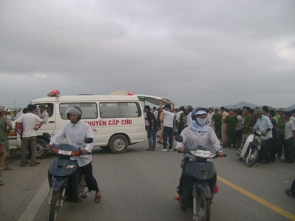 Hiện trường vụ tai nạn khiến hai trung úy công an tử nạn