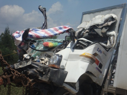 Đầu chiếc xe tải nhỏ bị bẹp dúm sau cú đâm mạnh Đầu chiếc xe tải nhỏ bị bẹp dúm sau cú đâm mạnh