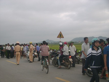 Rất nhiều người dân hiếu kỳ đã đến hiện trường vụ tai nạn