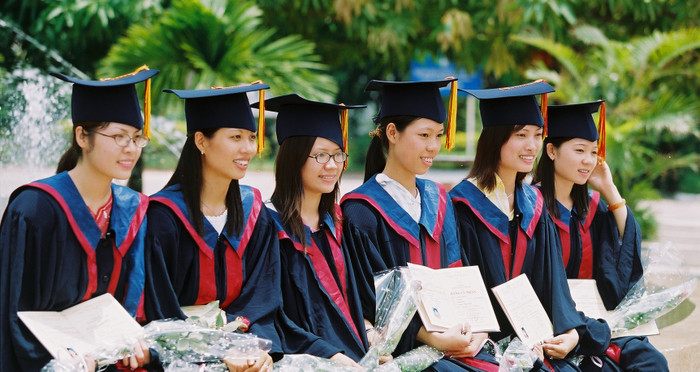 Tốt nghiệp đại học, đâu chỉ là có bằng cử nhân, mỗi sinh viên còn đã học cho mình một nghề để bước vào đời. Ảnh GDVN Tốt nghiệp đại học, đâu chỉ là có bằng cử nhân, mỗi sinh viên còn đã học cho mình một nghề để bước vào đời. Ảnh GDVN