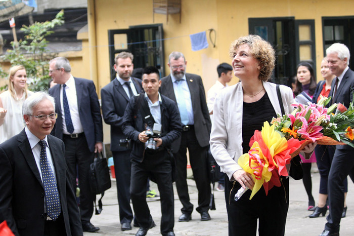 Bộ trưởng Bộ Giáo dục Đan Mạch – Bà Christine Antorini lựa chọn ngôi trường phổ thông ngoài công lập để đến thăm và nói chuyện. Ảnh PT