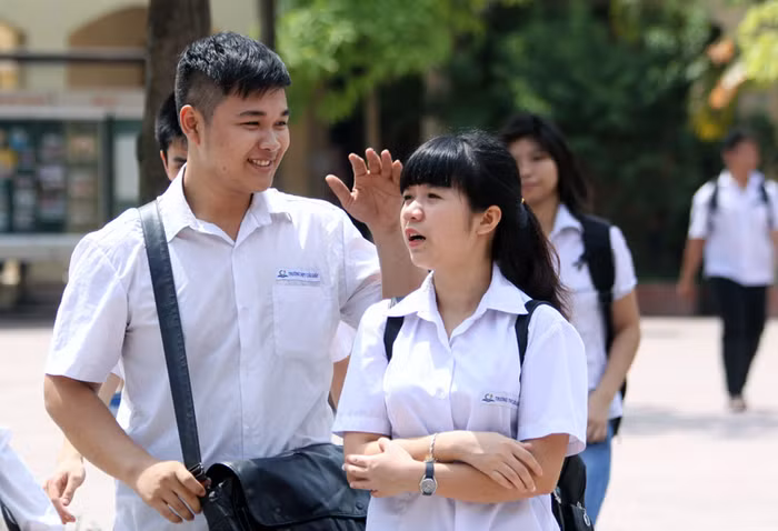 Gần 100 học sinh lớp 12 thi thử vào đại học theo dạng đề thi mới ảnh 2