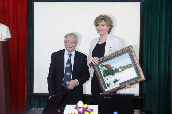 TS. Nguyễn Tùng Lâm trao tặng nữ Bộ trưởng bức tranh kỷ niệm khi đến Hà Nội. Ảnh PT