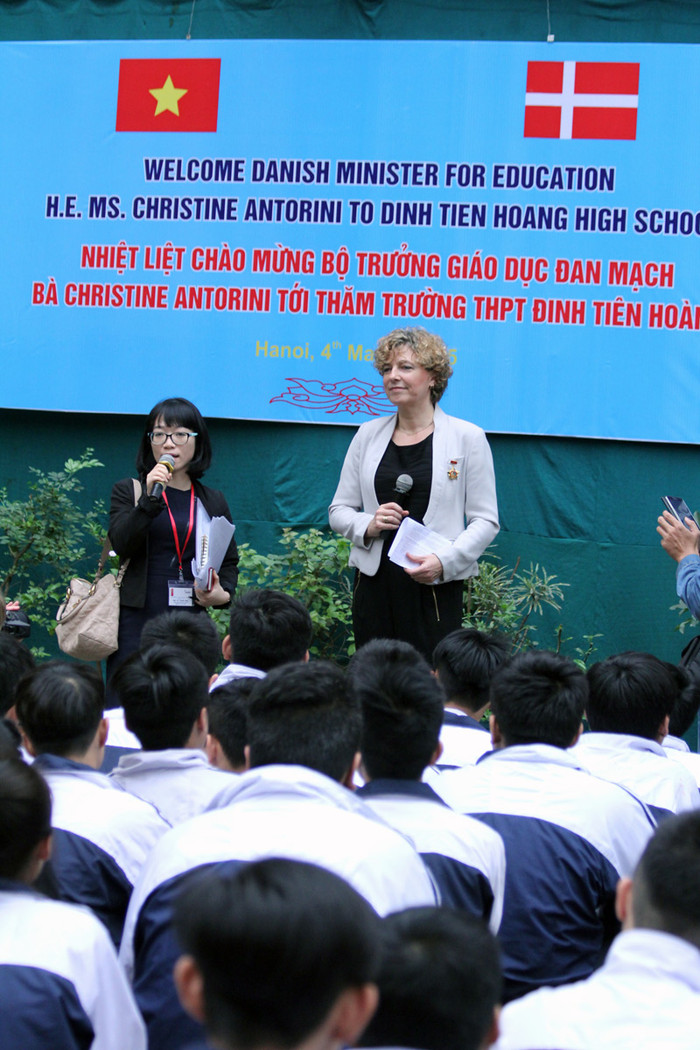 Bà Bộ trưởng Bộ Giáo dục Đan Mạch – Bà Christine Antorini đã nói chuyện với học sinh ở đây và khá ấn tượng với môi trường giáo dục đặc biệt này. Ảnh PT