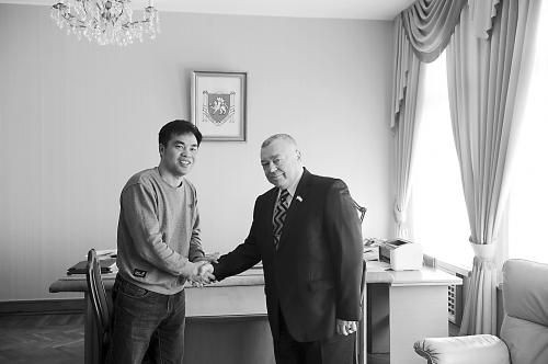 Ngày 19 tháng 3 năm 2014, Phó Chủ tịch Quốc hội Crimea trả lời phỏng vấn phóng viên tờ "Thời báo Hoàn Cầu" Trung Quốc Ngày 19 tháng 3 năm 2014, Phó Chủ tịch Quốc hội Crimea trả lời phỏng vấn phóng viên tờ "Thời báo Hoàn Cầu" Trung Quốc