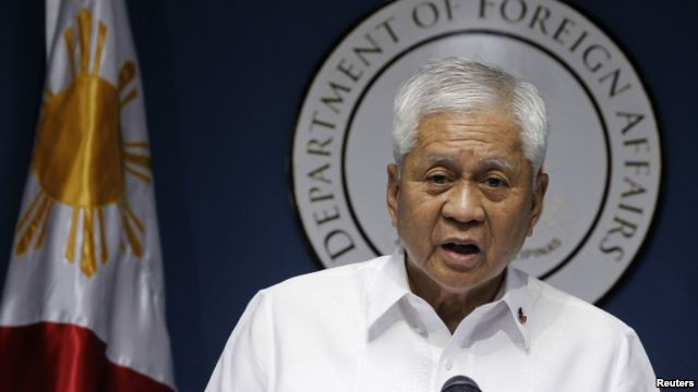 Bộ trưởng Ngoại giao Philippines Alberto del Rosario
