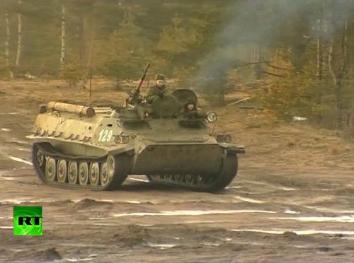 Xe chiến đấu bọc thép Nga đến nơi tập kết (nguồn mạng sina) Xe chiến đấu bọc thép Nga đến nơi tập kết (nguồn mạng sina)