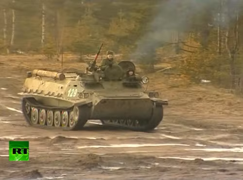Xe chiến đấu bọc thép Nga đến nơi tập kết (nguồn mạng sina) Xe chiến đấu bọc thép Nga đến nơi tập kết (nguồn mạng sina)