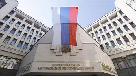 Cờ Nga tại tòa nhà Quốc hội Crimea