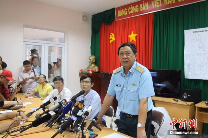 Phó Tư lệnh Không quân Việt Nam, Thiếu tướng Đỗ Minh Tuấn cho biết, để tìm kiếm máy bay mất tích, Việt Nam đã triển khai hành động tìm kiếm cứu nạn quy mô lớn nhất cho đến nay.