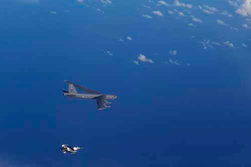 Máy bay ném bom chiến lược B-52 và máy bay chiến đấu F-16 của Không quân Mỹ