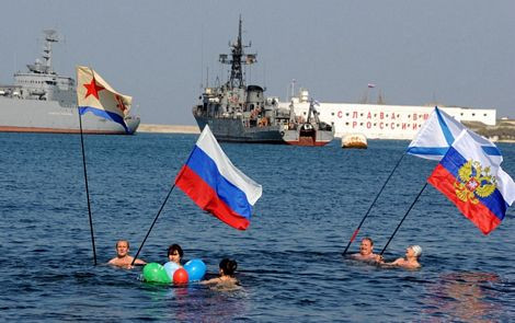 Người dân cầm cờ Nga và Hải quân Nga tại bến cảng Sevastopol, Crimea Người dân cầm cờ Nga và Hải quân Nga tại bến cảng Sevastopol, Crimea