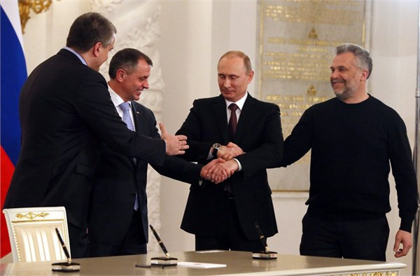 Ngày 18 tháng 3 năm 2014, Tổng thống Nga Putin và lãnh đạo Crimea ký kết thỏa thuận Crimea gia nhập Nga Ngày 18 tháng 3 năm 2014, Tổng thống Nga Putin và lãnh đạo Crimea ký kết thỏa thuận Crimea gia nhập Nga