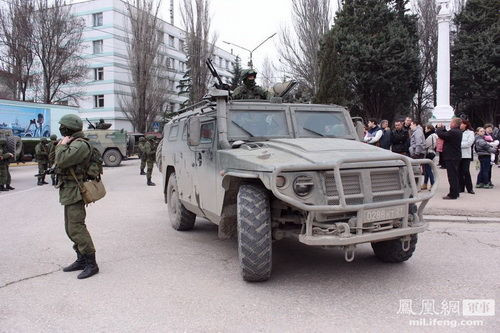 Hình ảnh này được báo Phượng Hoàng, Hồng Kông cho là lực lượng bọc thép Nga tiến vào Balaklava - Ukraine Hình ảnh này được báo Phượng Hoàng, Hồng Kông cho là lực lượng bọc thép Nga tiến vào Balaklava - Ukraine