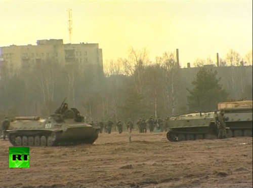 Lực lượng bọc thep Nga đến nơi tập kết (nguồn mạng sina) Lực lượng bọc thep Nga đến nơi tập kết (nguồn mạng sina)