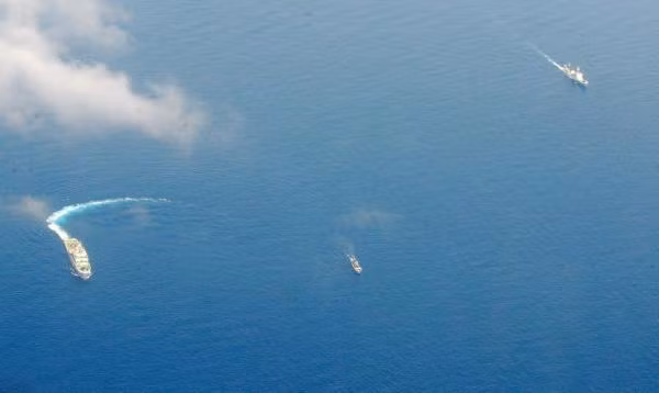 Hai tàu cảnh sát biển Trung Quốc áp sát tàu cá Philippines để xua đuổi khỏi bãi Cỏ Mây, nhưng không thành công