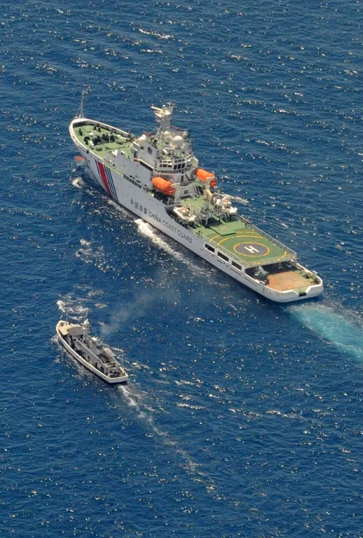 Tàu cảnh sát biển 3401 Trung Quốc áp sát tàu cá Philippines để xua đuổi khỏi bãi Cỏ Mây, nhưng không thành công