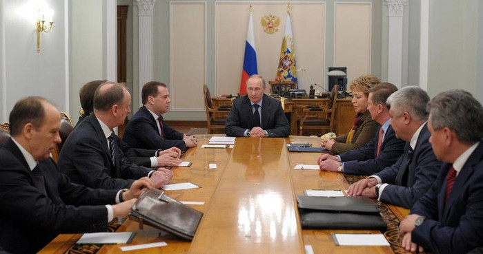 Tổng thống Nga Vladimir Putin thảo luận với Hội đồng An ninh Quốc gia về quyết định gia nhập Liên bang Nga của Crimea Tổng thống Nga Vladimir Putin thảo luận với Hội đồng An ninh Quốc gia về quyết định gia nhập Liên bang Nga của Crimea