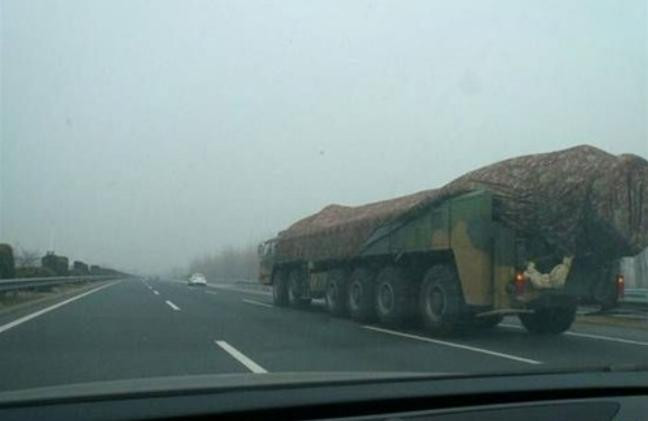 Hình ảnh này được cho là tên lửa đạn đạo mới Đông Phong-26C của Trung Quốc (mạng Quan sát tiếng Trung)