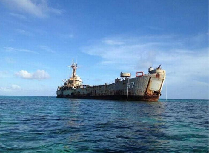 Tàu đổ bộ cũ của Philippines có quân đồn trú trên bãi Cỏ Mây - thuộc quần đảo Trường Sa của Việt Nam. Trung Quốc rất muốn kéo tàu này khỏi bãi Cỏ Mây để tiến hành kiểm soát nó, nhưng chưa hiện thực hóa được tham vọng này. Tàu đổ bộ cũ của Philippines có quân đồn trú trên bãi Cỏ Mây - thuộc quần đảo Trường Sa của Việt Nam. Trung Quốc rất muốn kéo tàu này khỏi bãi Cỏ Mây để tiến hành kiểm soát nó, nhưng chưa hiện thực hóa được tham vọng này.