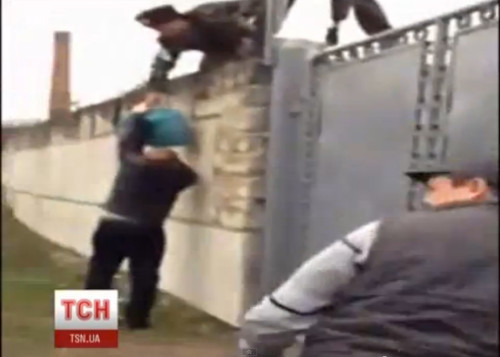 Người dân địa phương cung cấp thức ăn cho quân nhân Ukraine bị phong tỏa Người dân địa phương cung cấp thức ăn cho quân nhân Ukraine bị phong tỏa