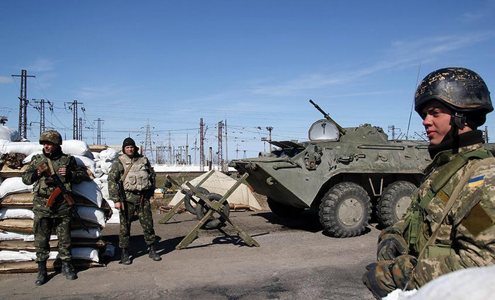 Ukraine vẫn muốn thông qua con đường ngoại giao để giải quyết vấn đề Crimea. Trong hình là binh sĩ Ukraine tại một trạm kiểm soát khu tiếp giáp Crimea Ukraine vẫn muốn thông qua con đường ngoại giao để giải quyết vấn đề Crimea. Trong hình là binh sĩ Ukraine tại một trạm kiểm soát khu tiếp giáp Crimea