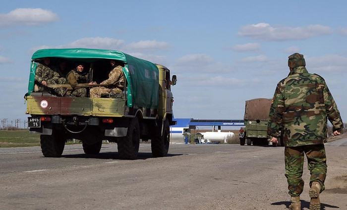 Binh sĩ Ukraine tại một trạm kiểm soát ở lân cận Crimea Binh sĩ Ukraine tại một trạm kiểm soát ở lân cận Crimea