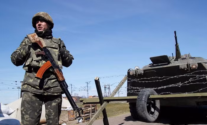 Binh sĩ Ukraine tại một trạm kiểm soát ở lân cận Crimea