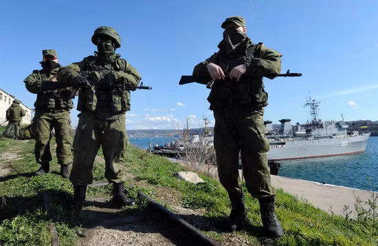 Ngày 5 tháng 3, binh sĩ Nga cầm súng đứng ở căn cứ hải quân Ukraine tại Sevastopol