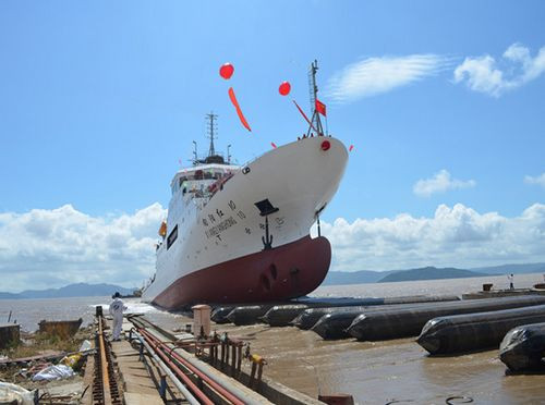 Tàu khảo sát khoa học tổng hợp Hướng Dương Hồng khi hạ thủy Tàu khảo sát khoa học tổng hợp Hướng Dương Hồng khi hạ thủy