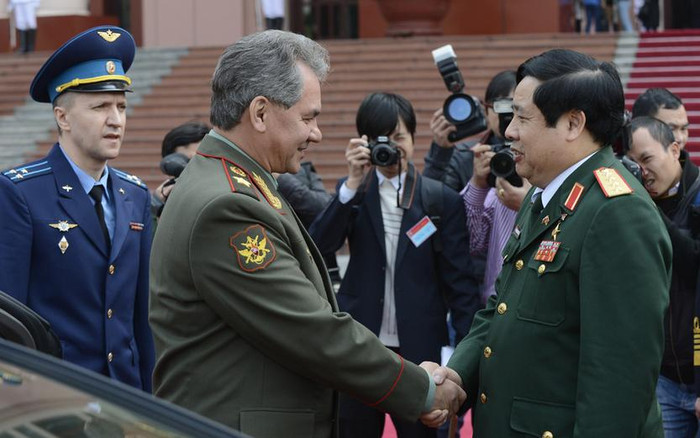 Bộ trưởng Quốc phòng Việt Nam Phùng Quang Thanh và Bộ trưởng Quốc phòng Nga Sergei Shoigu bắt tay hợp tác (ảnh tư liệu) Bộ trưởng Quốc phòng Việt Nam Phùng Quang Thanh và Bộ trưởng Quốc phòng Nga Sergei Shoigu bắt tay hợp tác (ảnh tư liệu)