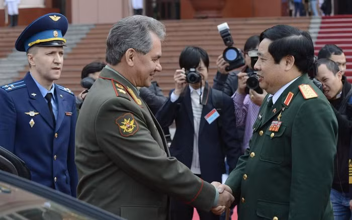 Bộ trưởng Quốc phòng Việt Nam Phùng Quang Thanh và Bộ trưởng Quốc phòng Nga Sergei Shoigu bắt tay hợp tác (ảnh tư liệu)