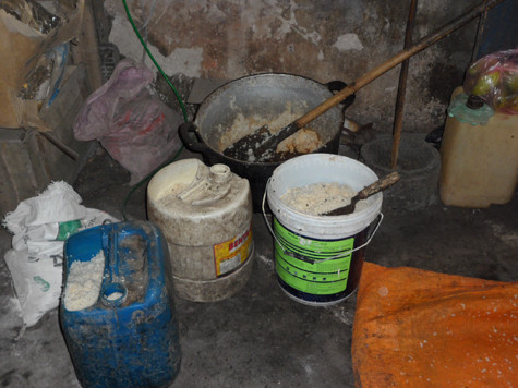 Thời gian qua vẫn xảy ra khá nhiều vụ việc vi phạm về an toàn vệ sinh thực phẩm gây thiệt hại về kinh tế, sức khỏe, thậm chí tính mạng của người tiêu dùng như rượu bẩn, thịt lợn nhiễm hóa chất tạo nạc, cá điêu hồng có tồn dư chất cấm,...(Ảnh: Phạm Hải) Thời gian qua vẫn xảy ra khá nhiều vụ việc vi phạm về an toàn vệ sinh thực phẩm gây thiệt hại về kinh tế, sức khỏe, thậm chí tính mạng của người tiêu dùng như rượu bẩn, thịt lợn nhiễm hóa chất tạo nạc, cá điêu hồng có tồn dư chất cấm,...(Ảnh: Phạm Hải)