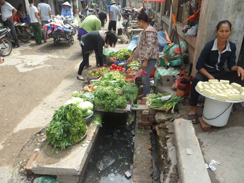 Người tiêu dùng cần kết hợp kinh nghiệm thực tế của mình và tìm hiểu các hướng dẫn của cơ quan chuyên môn, các nhà khoa học để có sự lựa chọn đúng trong cách sử dụng thực phẩm hàng ngày. (Ảnh: Phạm Hải) Người tiêu dùng cần kết hợp kinh nghiệm thực tế của mình và tìm hiểu các hướng dẫn của cơ quan chuyên môn, các nhà khoa học để có sự lựa chọn đúng trong cách sử dụng thực phẩm hàng ngày. (Ảnh: Phạm Hải)