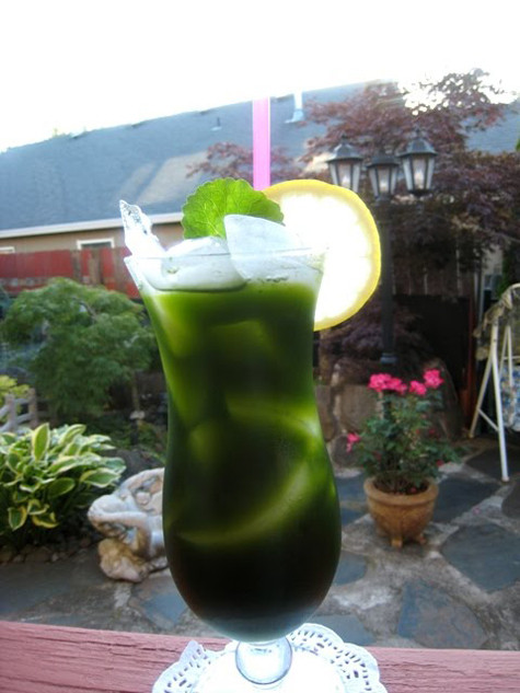 Ai dám đảm bảo rằng những cốc sinh tố, đĩa rau má sống trông ngon lành, mát bổ như thế này không làm từ những đống rau má được rửa bằng nguồn nước bẩn thỉu, ô nhiễm như trên? (Ảnh: TL) Ai dám đảm bảo rằng những cốc sinh tố, đĩa rau má sống trông ngon lành, mát bổ như thế này không làm từ những đống rau má được rửa bằng nguồn nước bẩn thỉu, ô nhiễm như trên? (Ảnh: TL)