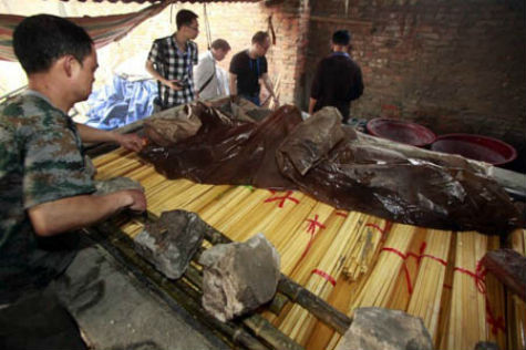 Sau khi được tẩy trắng, nguyên liệu dùng để sản xuất thành đũa và đem đi tiêu thụ mà không qua bất kỳ công đoạn vô trùng nào.