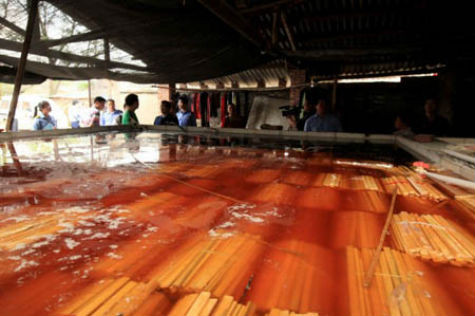 Để có được “bộ áo” trắng, mịn, đẹp, nguyên liệu được ngâm lâu ngày trong các bể clo, oxy già rồi cho xông qua khí sunfua quá nồng độ cho phép.