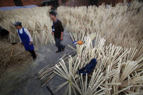 Trung tâm An toàn Thực phẩm thành phố Liễu Châu, Quảng Tây (Trung Quốc) thanh tra đột xuất ba xưởng sản xuất đũa dùng một lần. Tại đây, cơ quan chức năng đã phát hiện công nghệ sản xuất đũa “siêu bẩn”. Nguyên liệu các cơ sở bị thanh tra dùng để sản xuất đũa thường là loại gỗ không bền chắc, thậm chí gần như sắp mục nát, cáu bẩn và được phơi ngay cạnh lối đi lại, bụi bặm.