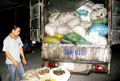 Các loại bánh trung thu cũng được chế biến và sản xuất bằng một "công nghệ" đặc biệt với nhân bánh làm từ thịt, mỡ thối, tuy nhiên người tiêu dùng chỉ phát hiện ra việc mình đang ăn bánh trung thu bẩn khi cơ quan chức năng phát hiện và bắt giữ những vụ vận chuyển và chế biến thịt động vật thối mà những kẻ bị bắt khai nhận là những thứ thịt ôi thối, mốc xanh mốc đỏ ấy là dùng để cho vào bánh trung thu để...làm nhân bánh.