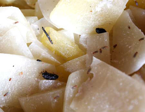 Những miếng mứt bí, mứt gừng thì lổn nhổn giòi bọ và lẫn cả phân gián, phân chuột và ruồi nhặng thì bu đầy. Sau khi được tẩm màu tẩm đường, mứt được mang ra ven đường để phơi với đủ loại bụi bặm, ruồi muỗi dính vào.