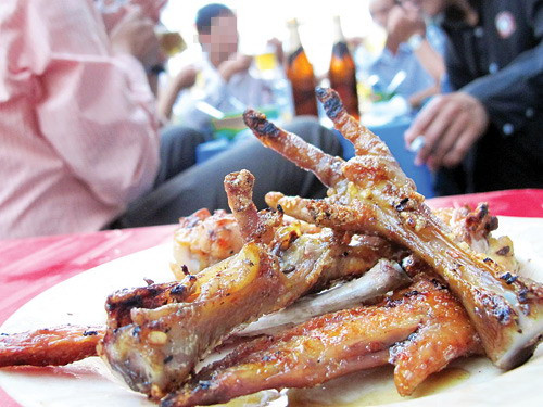 Món "khoái khẩu" của dân nhậu là chân gà và cánh gà nướng khi biết việc hàng trăm tấn chân gà, cánh gà thối được nhập khẩu về nước rồi được tẩy trắng, tẩm ướp bằng hóa chất rồi nướng lên phục vụ các "thượng đế" là những thứ đồ phế thải độc hại mà nước ngoài muốn "tống khứ" đi nhưng ta lại đem về để nhậu. Chắc chắn rằng sau khi biết món "khoái khẩu" mà mình vẫn lai rai hàng ngày bên ly rượu, nhiều quý ông sẽ bỏ hẳn để chuyển sang món khác.