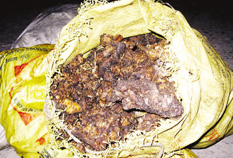 Các loại bánh trung thu cũng được chế biến và sản xuất bằng một "công nghệ" đặc biệt với nhân bánh làm từ thịt, mỡ thối, tuy nhiên người tiêu dùng chỉ phát hiện ra việc mình đang ăn bánh trung thu bẩn khi cơ quan chức năng phát hiện và bắt giữ những vụ vận chuyển và chế biến thịt động vật thối mà những kẻ bị bắt khai nhận là những thứ thịt ôi thối, mốc xanh mốc đỏ ấy là dùng để cho vào bánh trung thu để...làm nhân bánh.