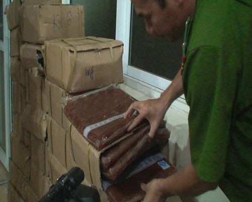 Các loại bánh trung thu cũng được chế biến và sản xuất bằng một "công nghệ" đặc biệt với nhân bánh làm từ thịt, mỡ thối, tuy nhiên người tiêu dùng chỉ phát hiện ra việc mình đang ăn bánh trung thu bẩn khi cơ quan chức năng phát hiện và bắt giữ những vụ vận chuyển và chế biến thịt động vật thối mà những kẻ bị bắt khai nhận là những thứ thịt ôi thối, mốc xanh mốc đỏ ấy là dùng để cho vào bánh trung thu để...làm nhân bánh.