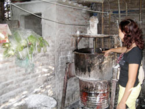 Không chỉ có thịt thối được dùng làm nhân bánh bị bắt giữ mà một số lượng lớn trứng vịt muối thối cũng bị phát hiện đang trong quá trình "hoàn thiện" thành nhân bánh trung thu và qua đó đầu độc người tiêu dùng.