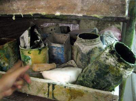 Những địa điểm và dụng cụ, đồ nghề được sử dụng để sản xuất bánh kẹo có bột đá bên trong thì bẩn thỉu, dơ dáy, mất vệ sinh làm những ai nhìn thấy chỉ muốn....nôn mửa.