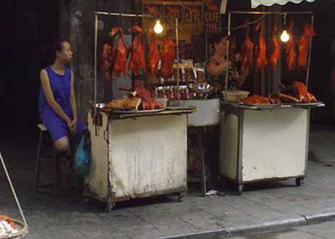 Ít ai biết rằng để có được màu vàng ruộm, béo ngậy, bắt mắt như thế này, các loại gà quay, vịt quay trước khi đem bán được tẩm hóa chất rất độc hại, ảnh hưởng nghiêm trọng tới sức khỏe con người.