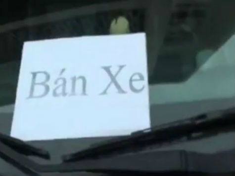 Xuyên suốt clip dài 3 phút rưỡi là hình ảnh của tấm biển rao "Bán xe" từ chiếc xe máy cà tàng cho đến chiếc xe hơi sang trọng. Xuyên suốt clip dài 3 phút rưỡi là hình ảnh của tấm biển rao "Bán xe" từ chiếc xe máy cà tàng cho đến chiếc xe hơi sang trọng.