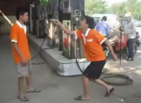 Cách đây ít lâu Clip "Chỉ vì xăng tăng” của một nhóm sinh viên đến từ FPT Polytechnic được đưa lên mạng và đã thu hút được hàng trăm nghìn lượt người truy cập, bình luận. Cách đây ít lâu Clip "Chỉ vì xăng tăng” của một nhóm sinh viên đến từ FPT Polytechnic được đưa lên mạng và đã thu hút được hàng trăm nghìn lượt người truy cập, bình luận.